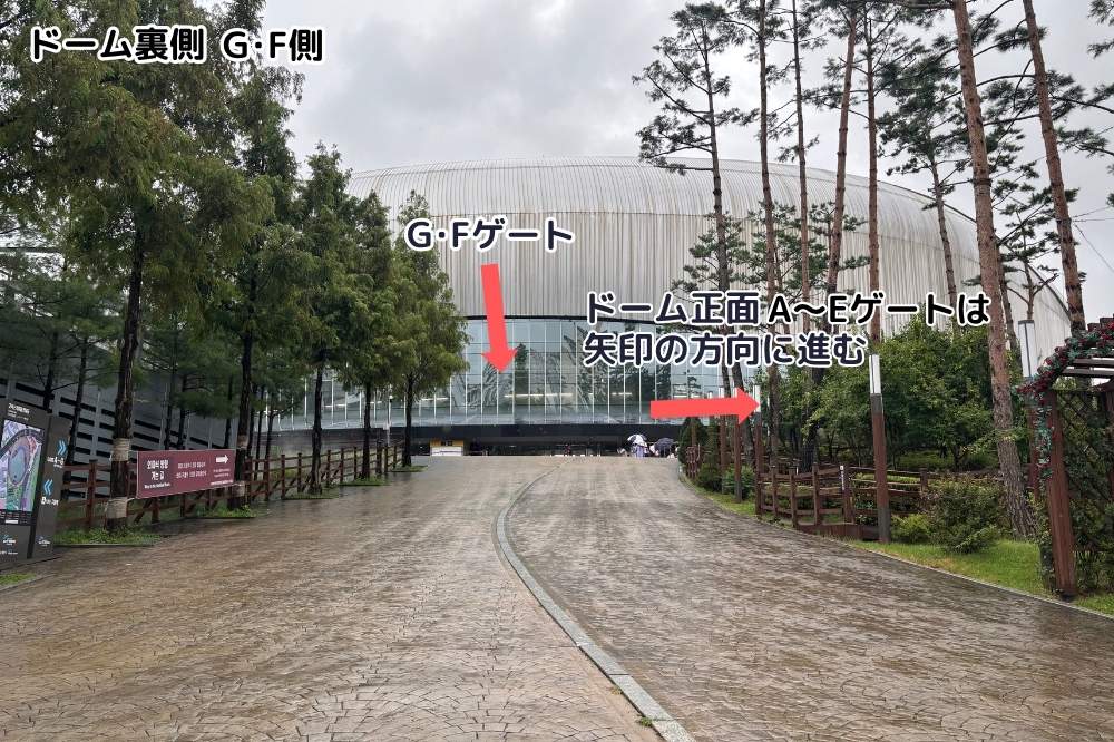 コチョクスカイドーム裏側のG・Fゲート前の通路。正面A〜Eゲートへは右方向に半周歩く