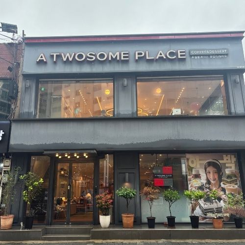 コチョクスカイドーム正面側にある2階建てカフェ「A TWOSOME PLACE」の外観