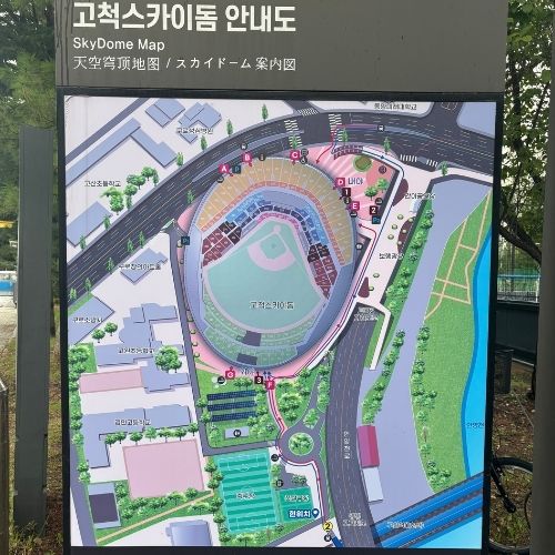 コチョクスカイドーム敷地の案内図の看板。ゲート番号と周辺道路の配置