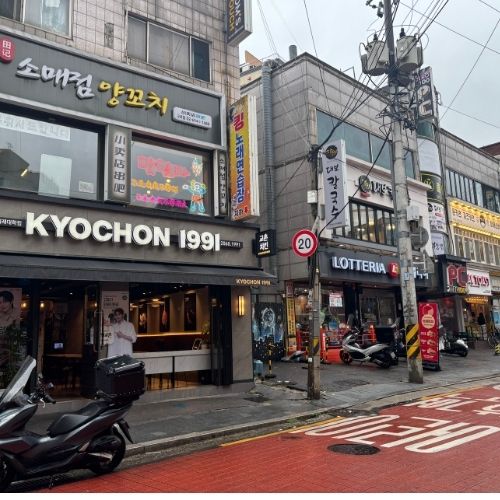 コチョクスカイドーム正面側の飲食店街。キョチョンチキンとロッテリアが並ぶ通り