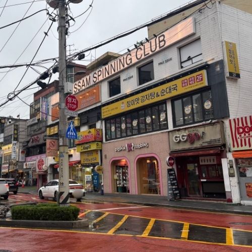 コチョクスカイドーム正面側の飲食店街。カムジャタン専門店やバスキンロビンスが入る建物
