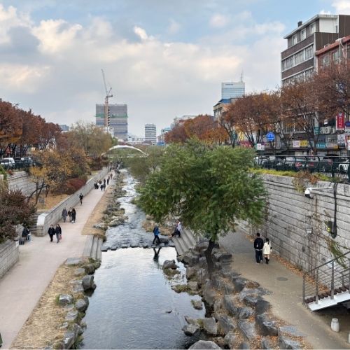 広蔵市場横の清渓川。東大門まで歩くことができる