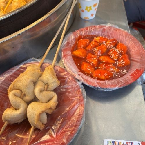 広蔵市場の屋台。オムク、トッポキなど伝統の韓国フードが並ぶ