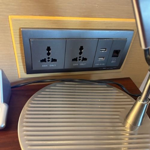 ホテル国都のコンセント(220V・USB)