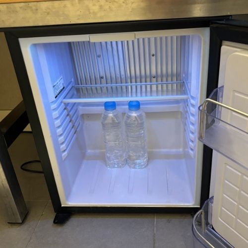 ホテル国都のアメニティ。冷蔵庫の水2本。毎日補充してくれる