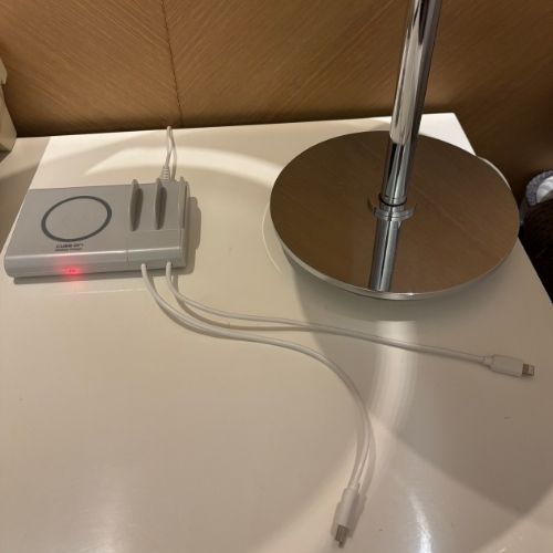 ホテル国都の充電器とケーブル類